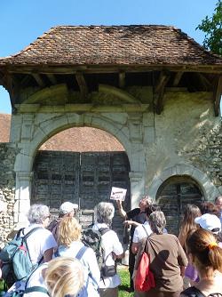 Un parrallèle inévitable entre la maison forte et la ferme de Monquin